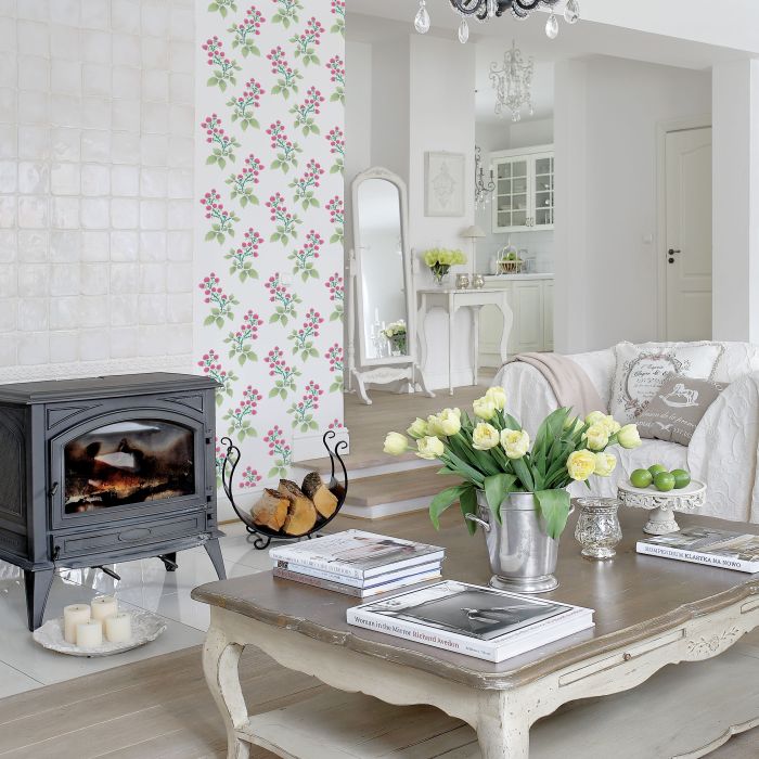 Malinowy gąszcz na ścianie w salonie.