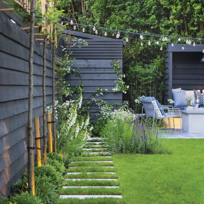 mały przydomowy ogród z paleniskiem