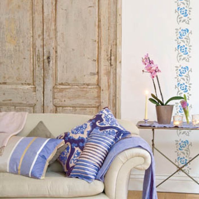 Motywem niebieskich róż można ozdobić salon.