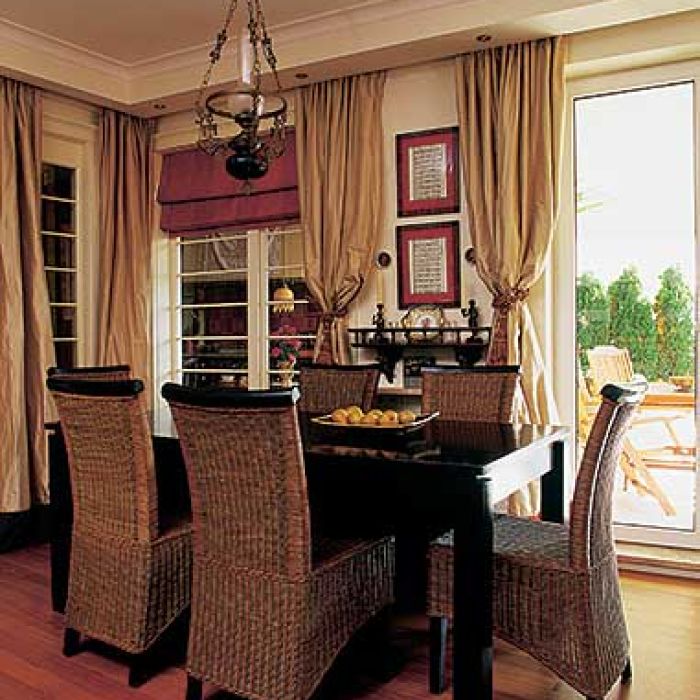 Nad stołem wisi lampa, przypominająca kształtem lampę naftową.