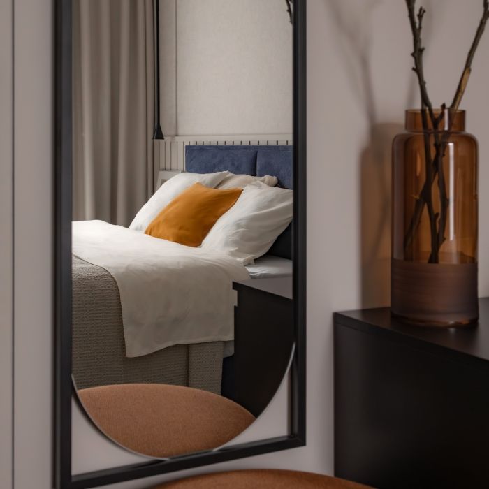 małe mieszkanie w kontrastowych kolorach