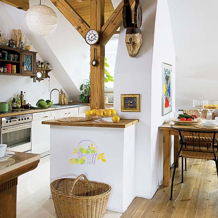 Ornament namalowany na ścianie. Zielone jabłuszko - szablon do malowania