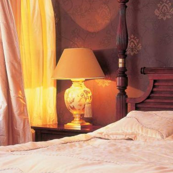 Pięknie zdobiona lampa idealnie nadaje się do sypialni.