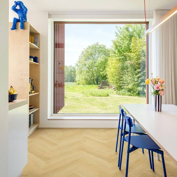 Quick-Step wprowadza na rynek pierwszą na świecie wodoodporną cichą w użytkowaniu jodełkę laminowaną