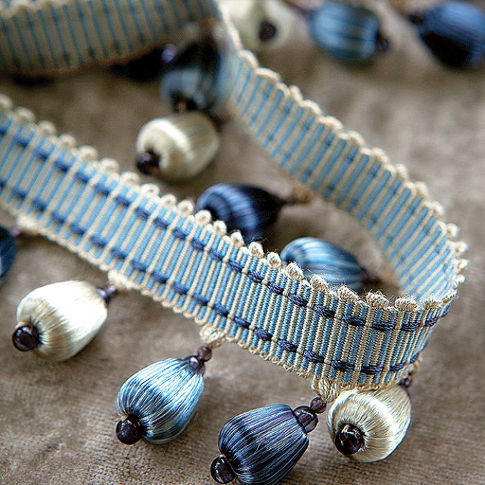 Propozycja do nowoczesnych wnętrz – białe i niebieskie kuleczki (u góry) albo ozdobne taśmy (niżej), COLEFAX FOWLER