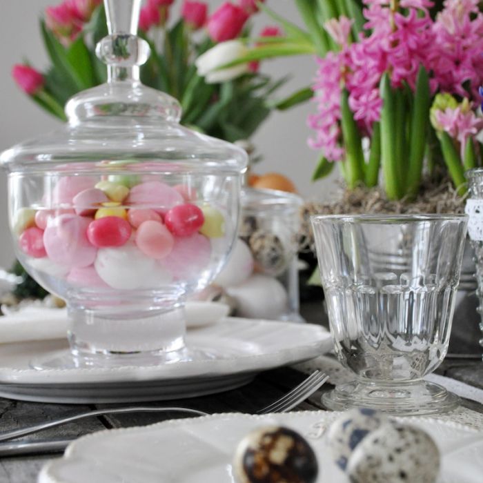 Przeźroczyste szkło wygląda elegancko w połączeniu z kolorowymi dodatkami. Kwiaty i koronkowe dekoracje – dobry