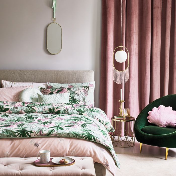 różowa sypialnia zielone dodatki