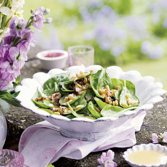 Sałatka ze szpinaku z orzechami pinii.