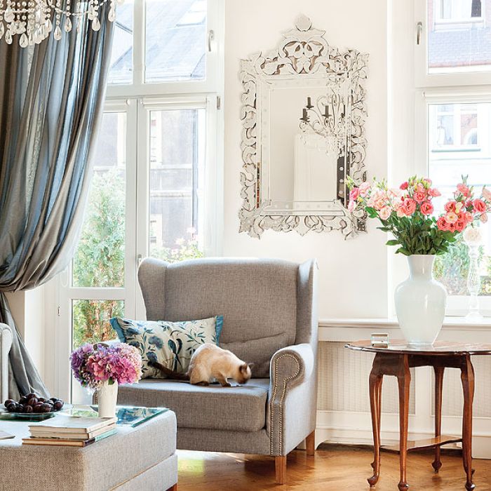 Spokojne kolory ścian są tłem dla licznych kolorowych dodatków, które właścicielka bardzo często zmienia.