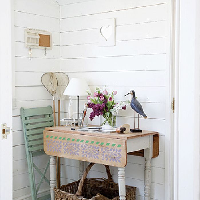 Tak wzór wygląda na meblach. Początek wiosny - szablon do malowania