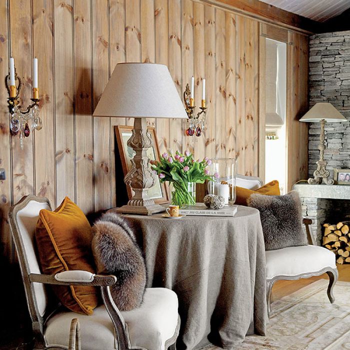 W salonie nie mogło zabraknąć stylowych mebli powleczonych jasnymi płótnami, aubussona czy żyrandoli z kutego