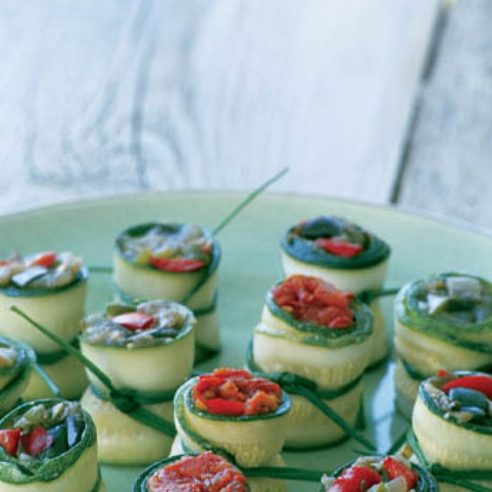 Wegetariańska wariacja na temat sushi - roladki z cukinii nadziewane pastą z papryki i bakłażana