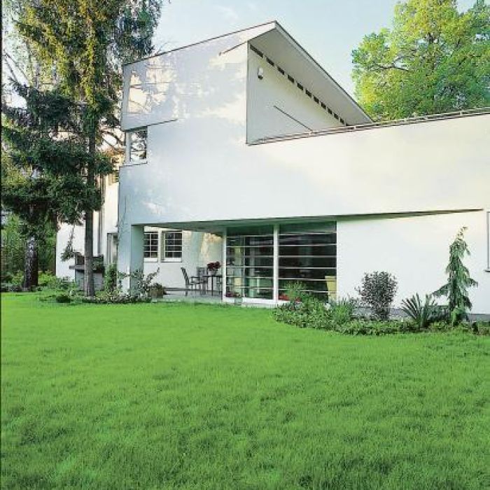 Właścicielka dobudowała bryłę z dwiema kondygnacjami oraz tarasem na dachu, nadając domowi ulubiony artdécowski styl.