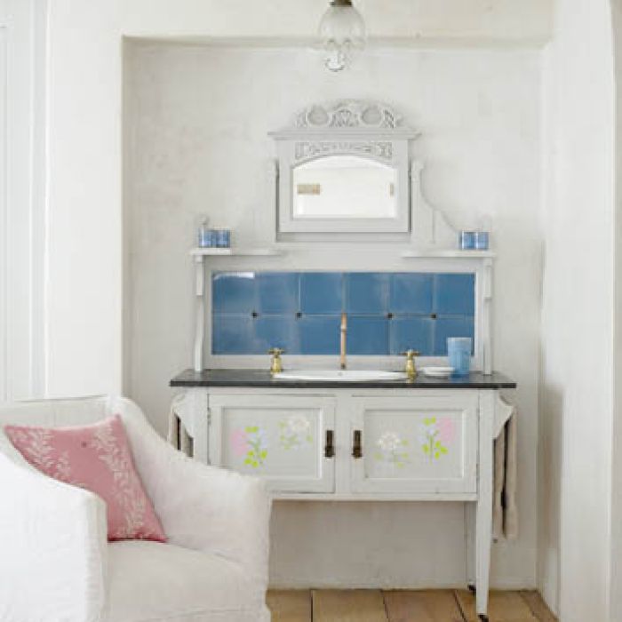 Wzór na drzwiczkach. Malowana łączka