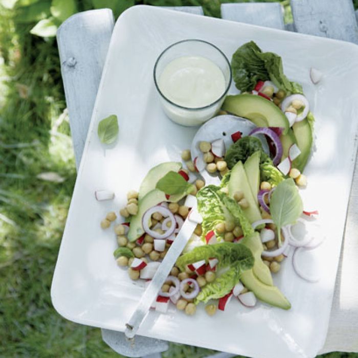 Z awokado i ciecierzycy z sosem jogurtowym.