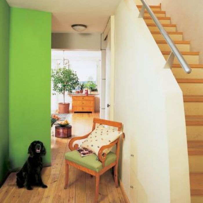 Zielona ściana ożywia wnętrze. Stare pogodzone z nowym