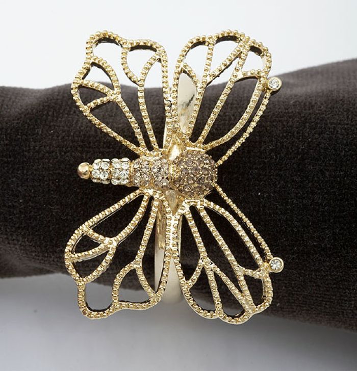 24-karatowe złoto i kryształy Swarovskiego.