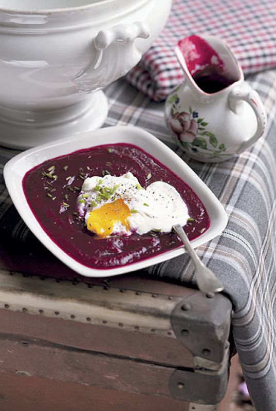 Barszcz z jajem w koszulce. Kremowe zupy