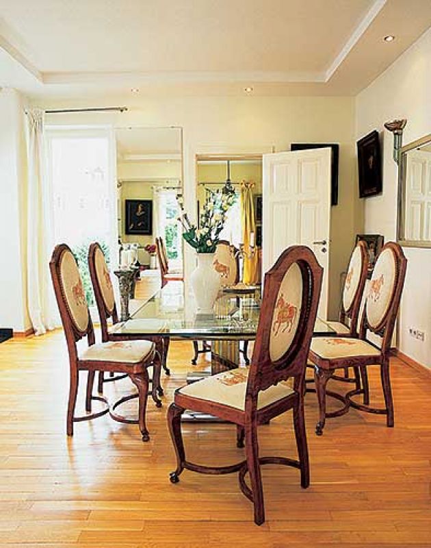 Biedermeierowsie krzesła i stół ze szklanym blatem.