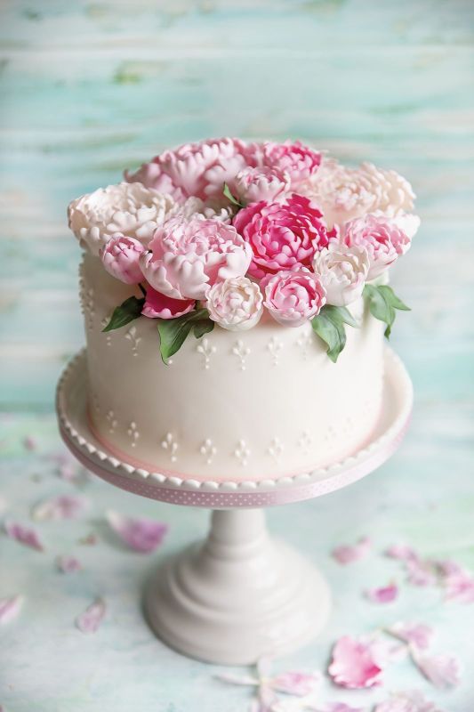 Wyglądają jak świeżo zerwane z ogrodu, tymczasem kwiaty na torcie zostały zrobione z płatków lukru