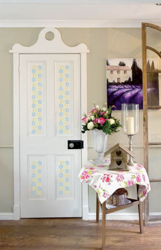 Drzwi ozdobione tym wzorem. Kwiaty na pożegnanie lata