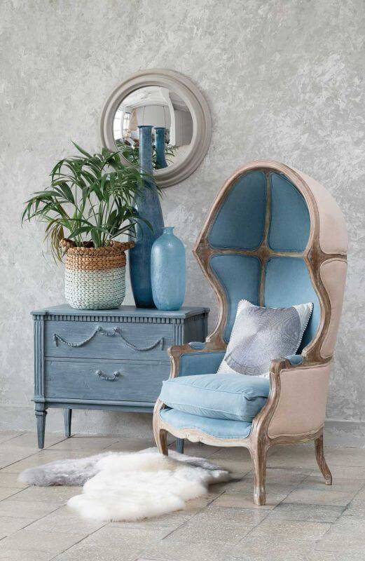 Fotel Royal z drewna sosnowego z odzysku, tapicerka z błękitnego lnu, MILOO HOME