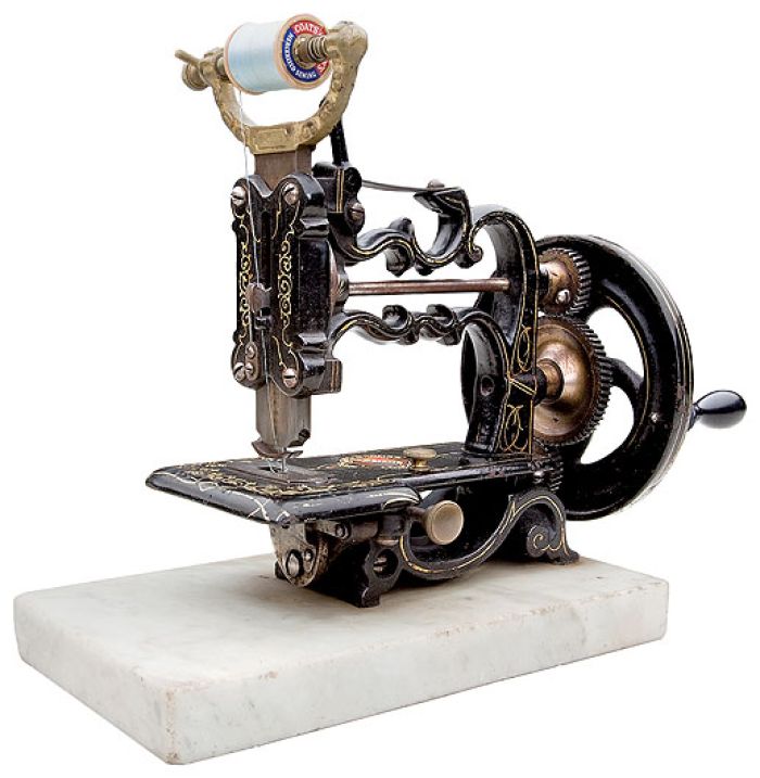 Historia wynalezienia maszyny do szycia z seksem w tle.