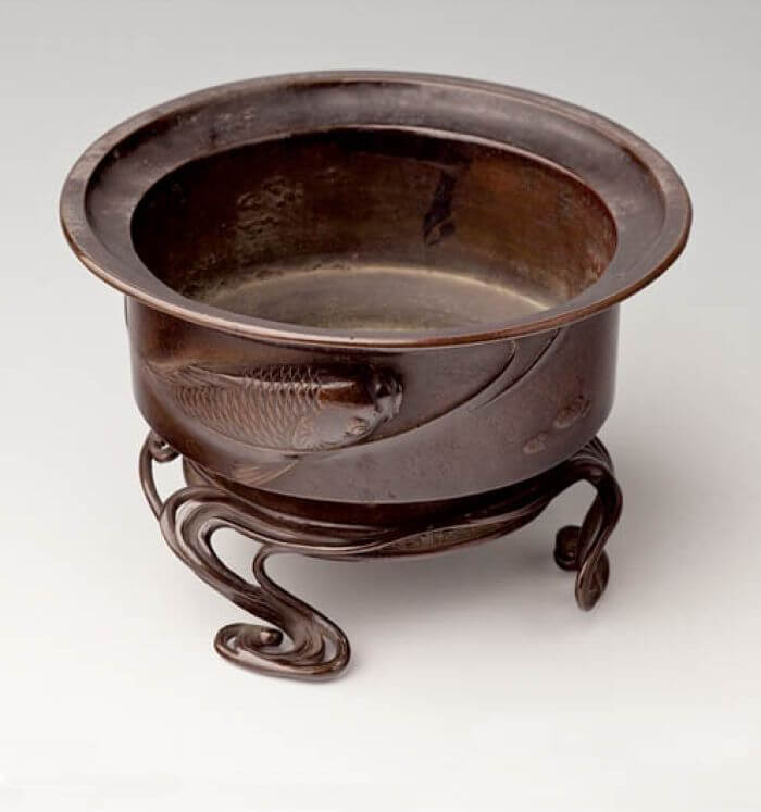 Kadzielnica z przedstawieniem karpia pośród fal, odlew w brązie, cyzelowany, 2. poł. XIX w.