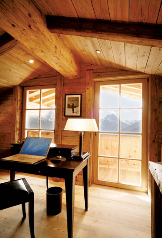 Lampę na biurku zaprojektował Kevin Reilly.