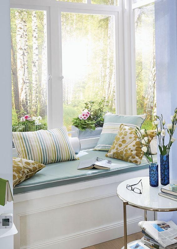 Masz wykusz z szerokim parapetem? Połóż na nim cienki materac i kilka poduszek. Obok postaw stolik kawowy.