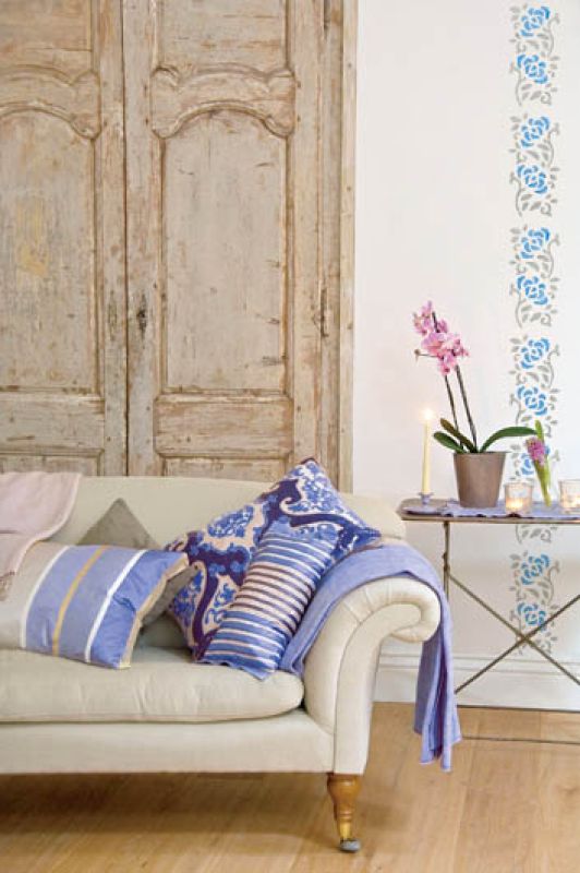 Motywem niebieskich róż można ozdobić salon.