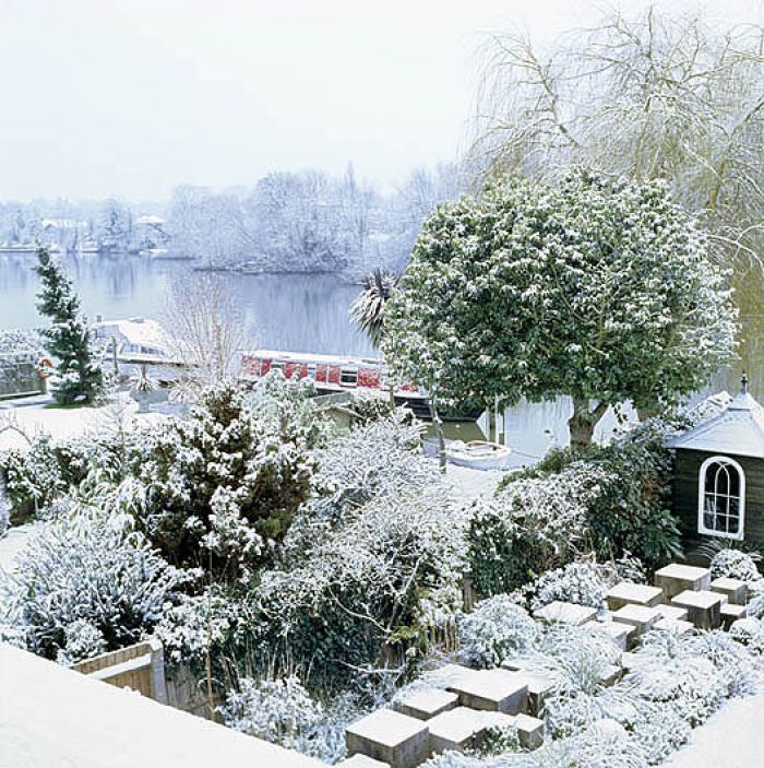 Ogród i rzeka skryte pod śniegiem. Niesamowity widok!