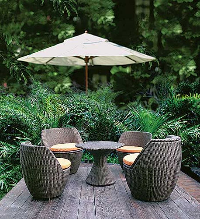 Ogrodowa kolekcja Vase: fotele i stolik zrobiono z ratanu, poduszki są wodoodporne. Po złożeniu mebli