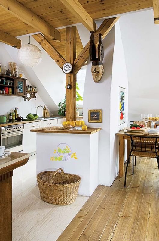 Ornament namalowany na ścianie. Zielone jabłuszko - szablon do malowania