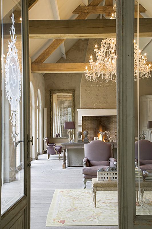 Pałacowe meble stoją na tle surowej ściany.