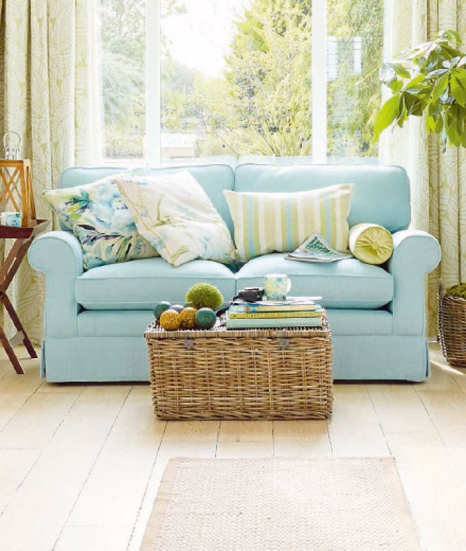 Pastele górą. Zestawienie niebieskiej sofy (ale równie dobrze w każdym innym kolorze) z błękitno-limonkowymi poduszkami
