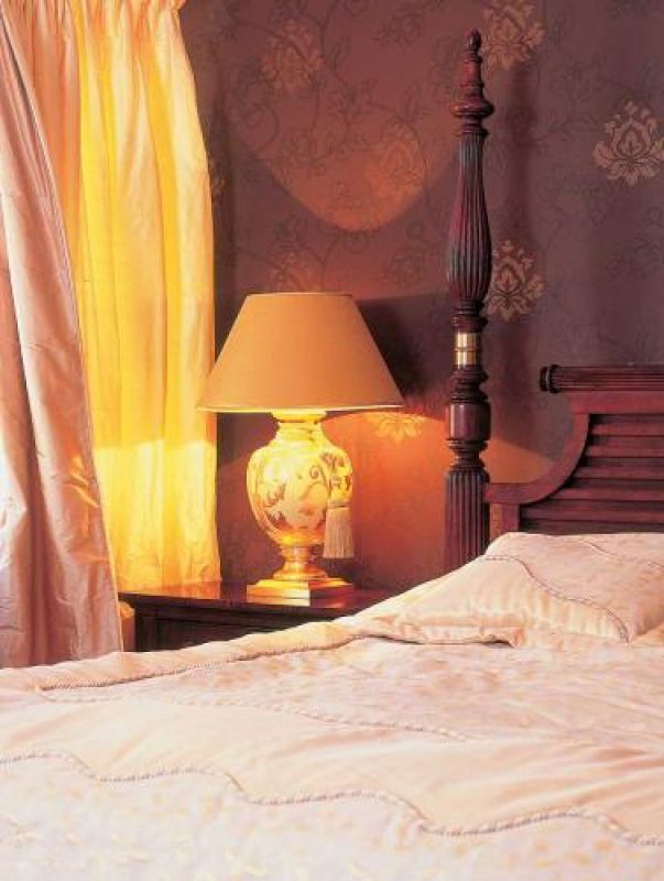 Pięknie zdobiona lampa idealnie nadaje się do sypialni.