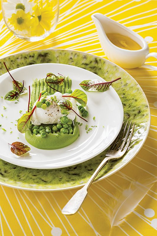 Jajo w koszulce z sosem holenderskim i puree ze szpinaku