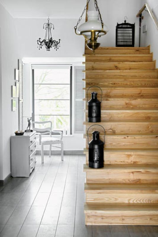 Schody z sosny kanadyjskiej nie są olejowane ani lakierowane. Surowe drewno szoruje się po prostu mopem z gorącą wodą