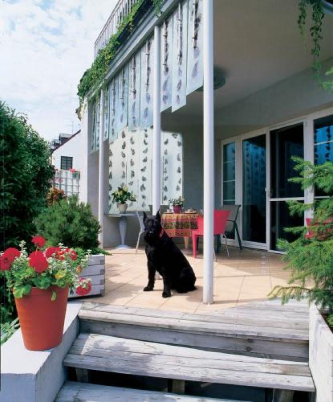 Taras został osłonięty taflami matowego szkła.