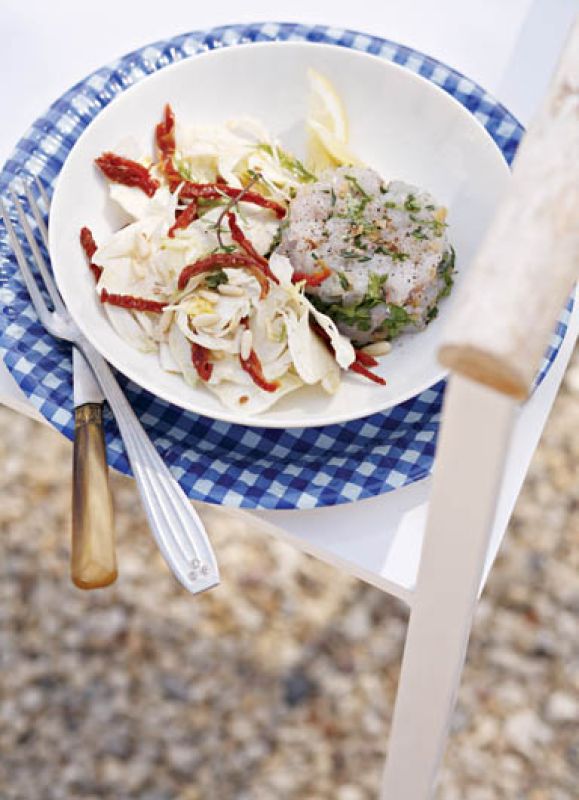 Tatar z pstrąga z sałatką z kopru włoskiego.