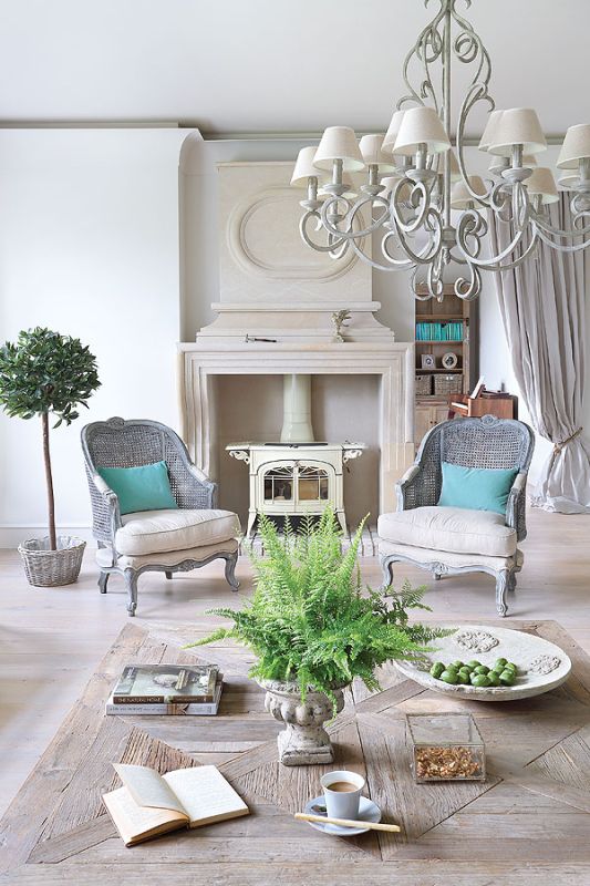 W salonie kute przez kowala żyrandole.