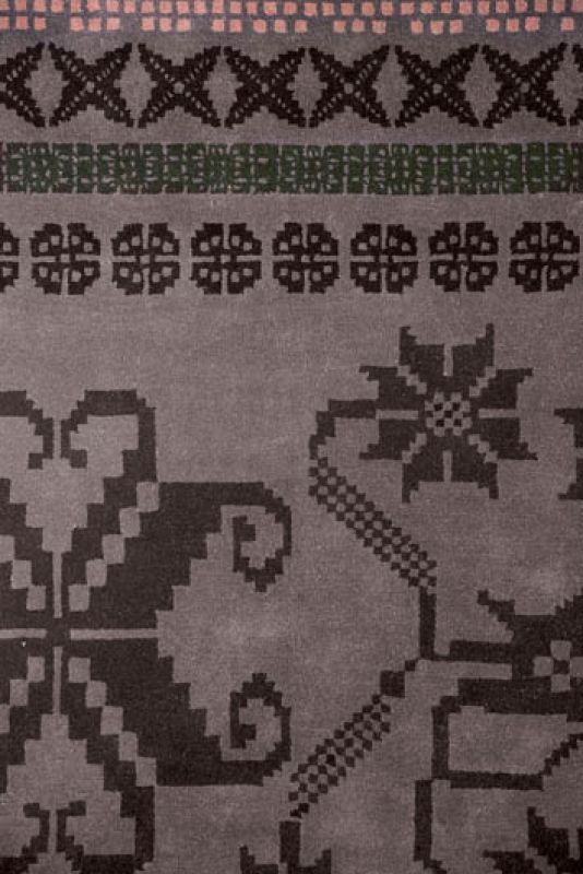 Wzór jak na ludowym kilimie. Dywan projektu Nani Marqiny.