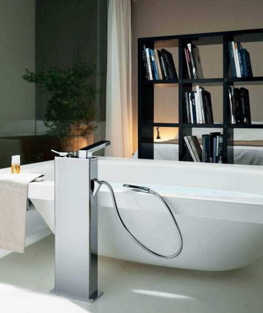 Kaos 2 zrobiona z metakrylu wzmocnionego włóknem szklanym. Można w niej zainstalować 20 napowietrzających dysz.