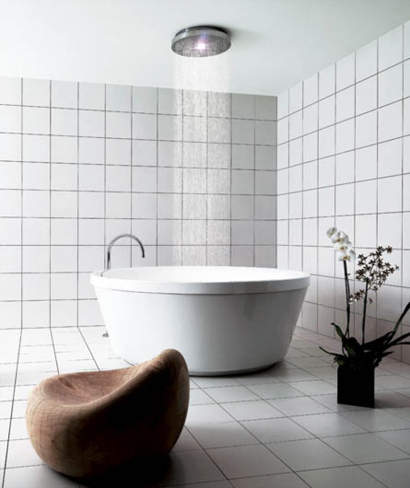 Wanna Geo z deszczownicą, która podświetla na kolorowo strumień wody. KOS