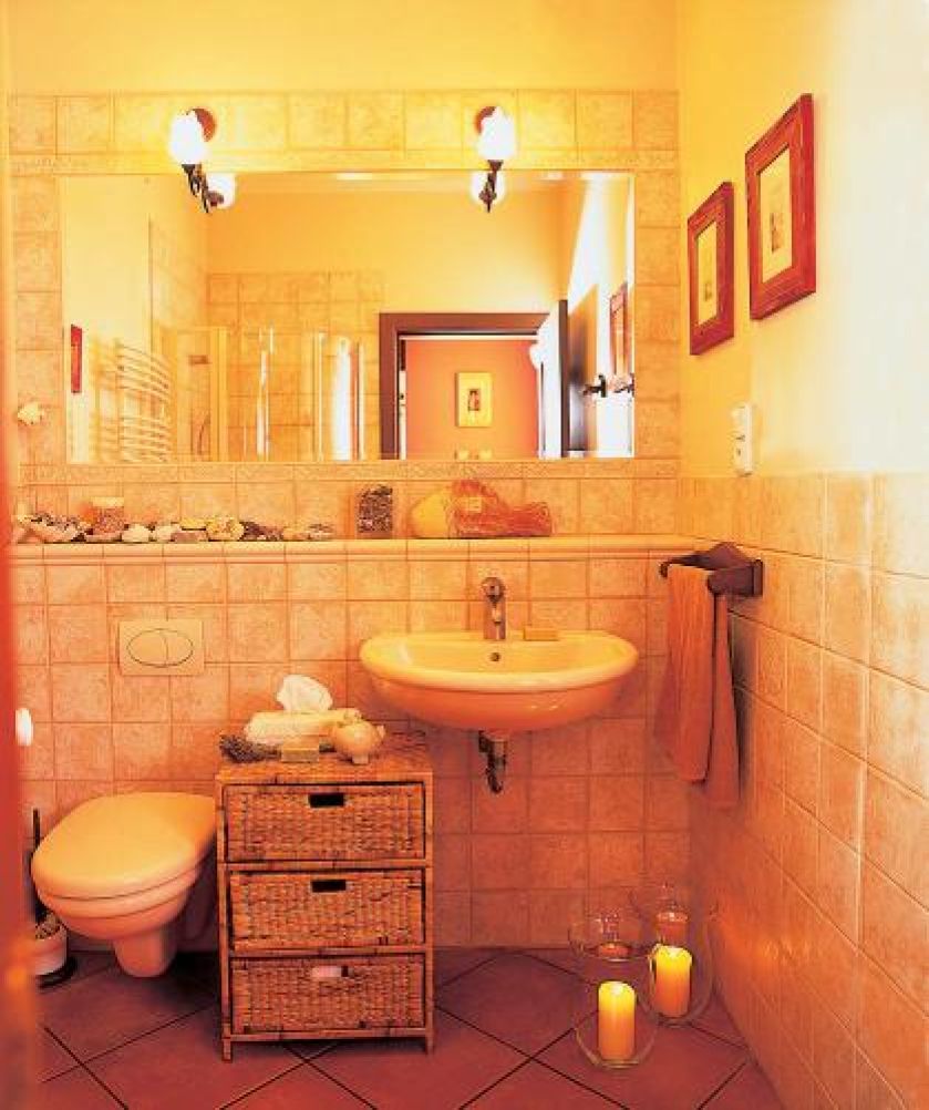 Nad umywalką wisi duże lustro. Pruski mur, czyli siła tradycji