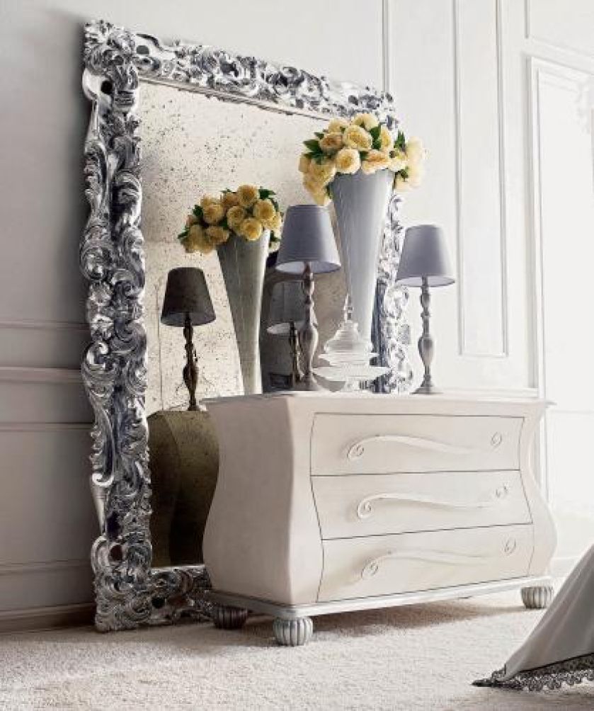 W drewnianej ramie od firmy Giusti Portos. Cena - 3055 euro. STUDIO ITALIA