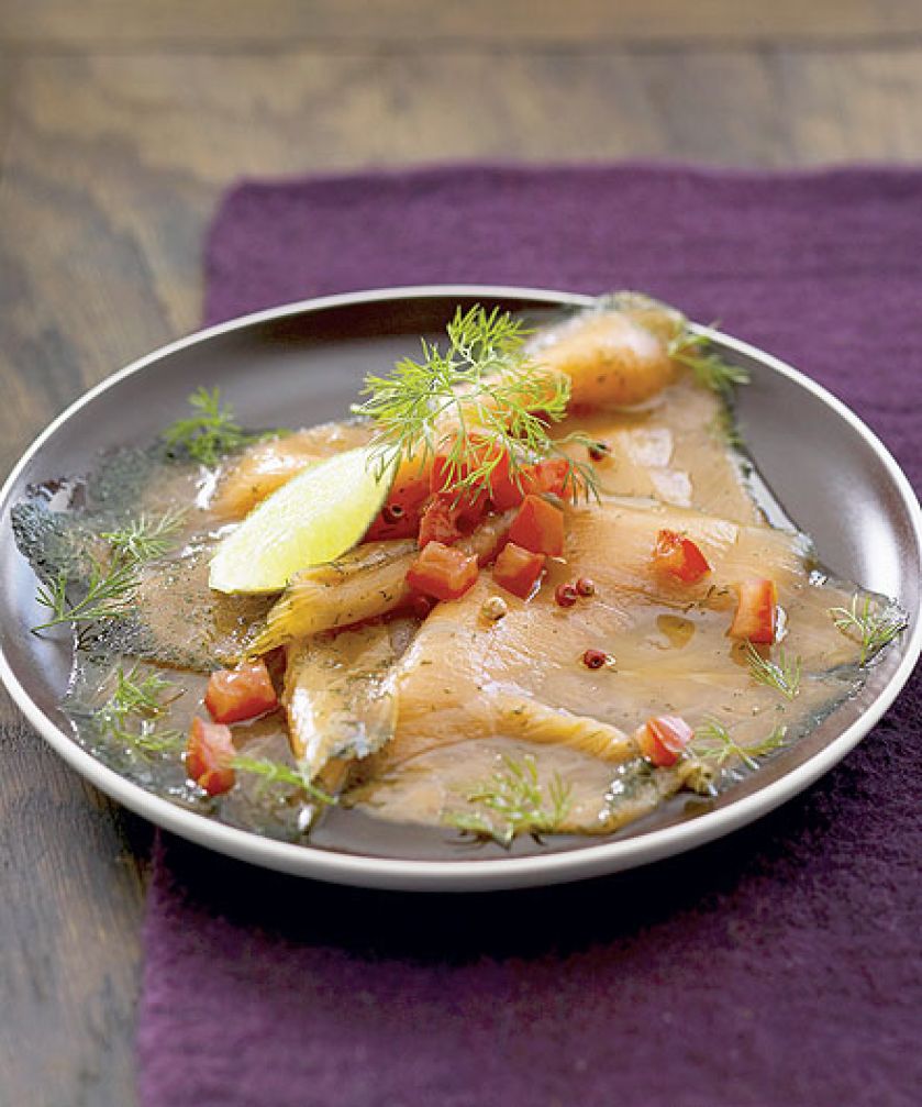 Carpaccio łososiowe z pomidorami i koperkiem