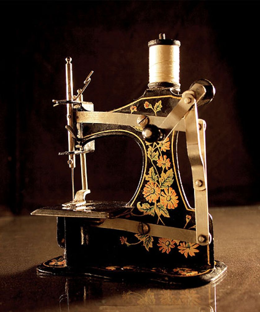 Historia wynalezienia maszyny do szycia z seksem w tle.