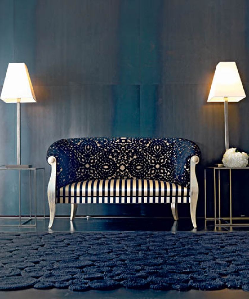 Oryginalnie – kanapa w modnej tkaninie i stylizowane lampy. DECODORE